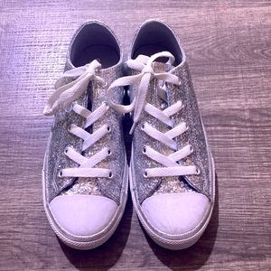 Glitter converse. Little girl size 2. No odor 😷❌. Great condition.